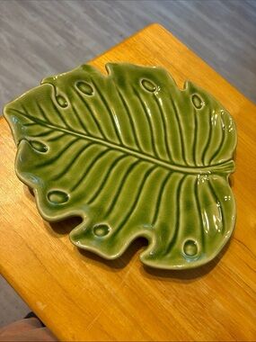 Leaf-Shaped Ceramic Serving Platter in Green - Home Dining Serveware